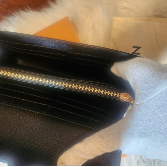 Authentic Louis Vuitton Black Epi Leather Twist Long Wallet On Chain - Picture 4 of 6
